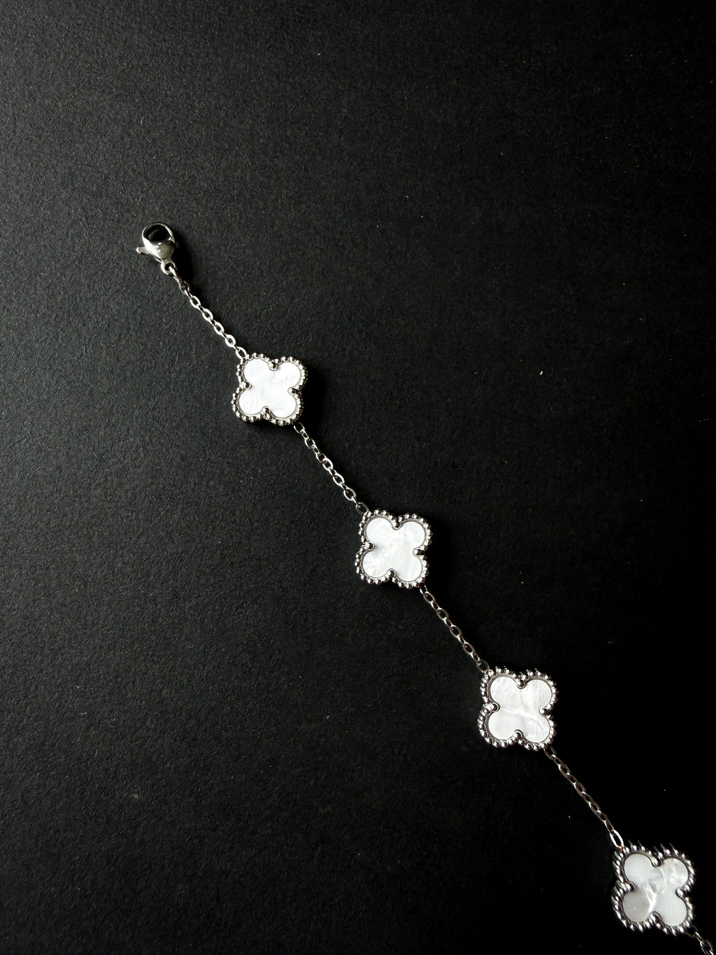 Pulsera VCA Plateada con Tréboles Blancos
