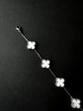 Pulsera VCA Plateada con Tréboles Blancos