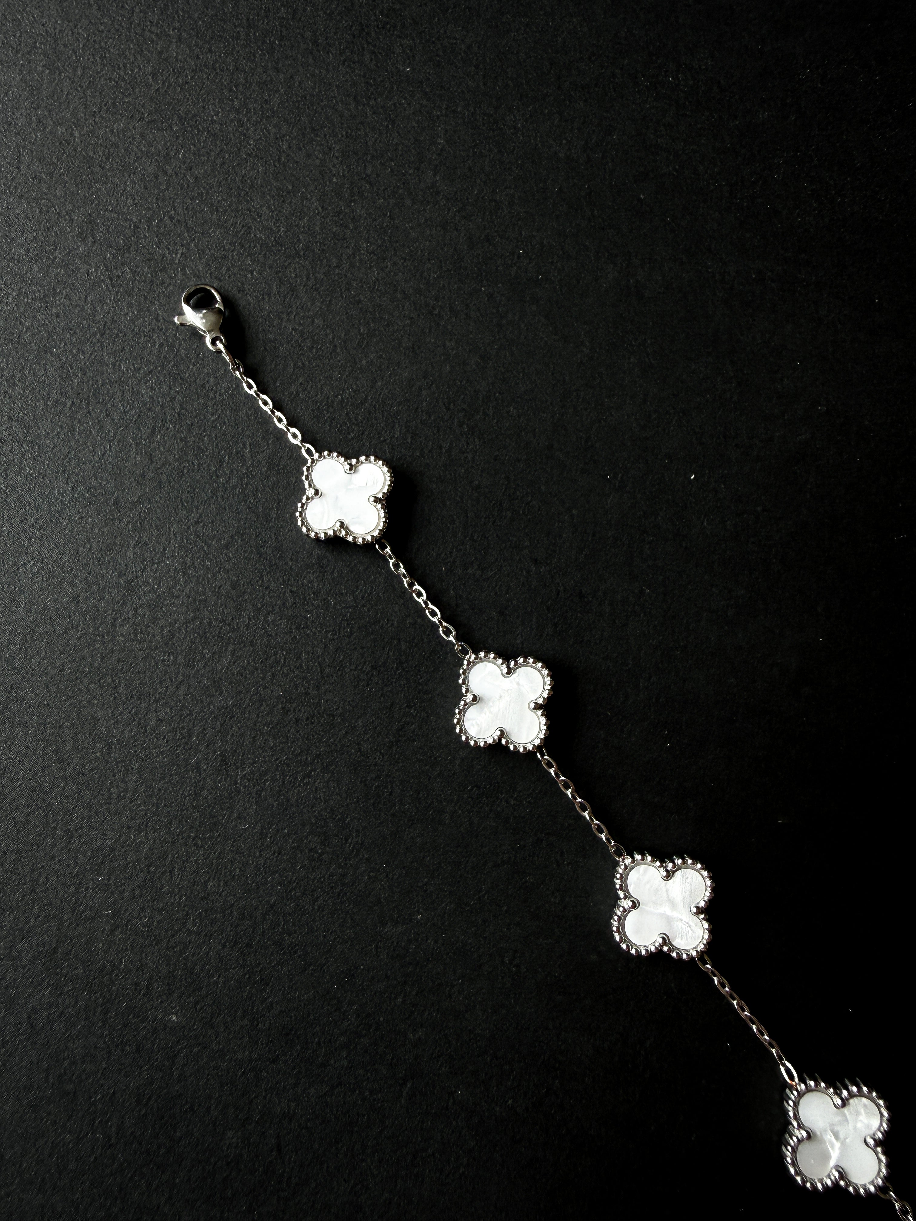 Pulsera VCA Plateada con Tréboles Blancos