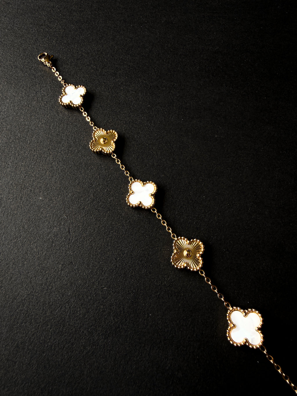 Pulsera VCA Dorada con Tréboles Dorados y Tréboles Blancos