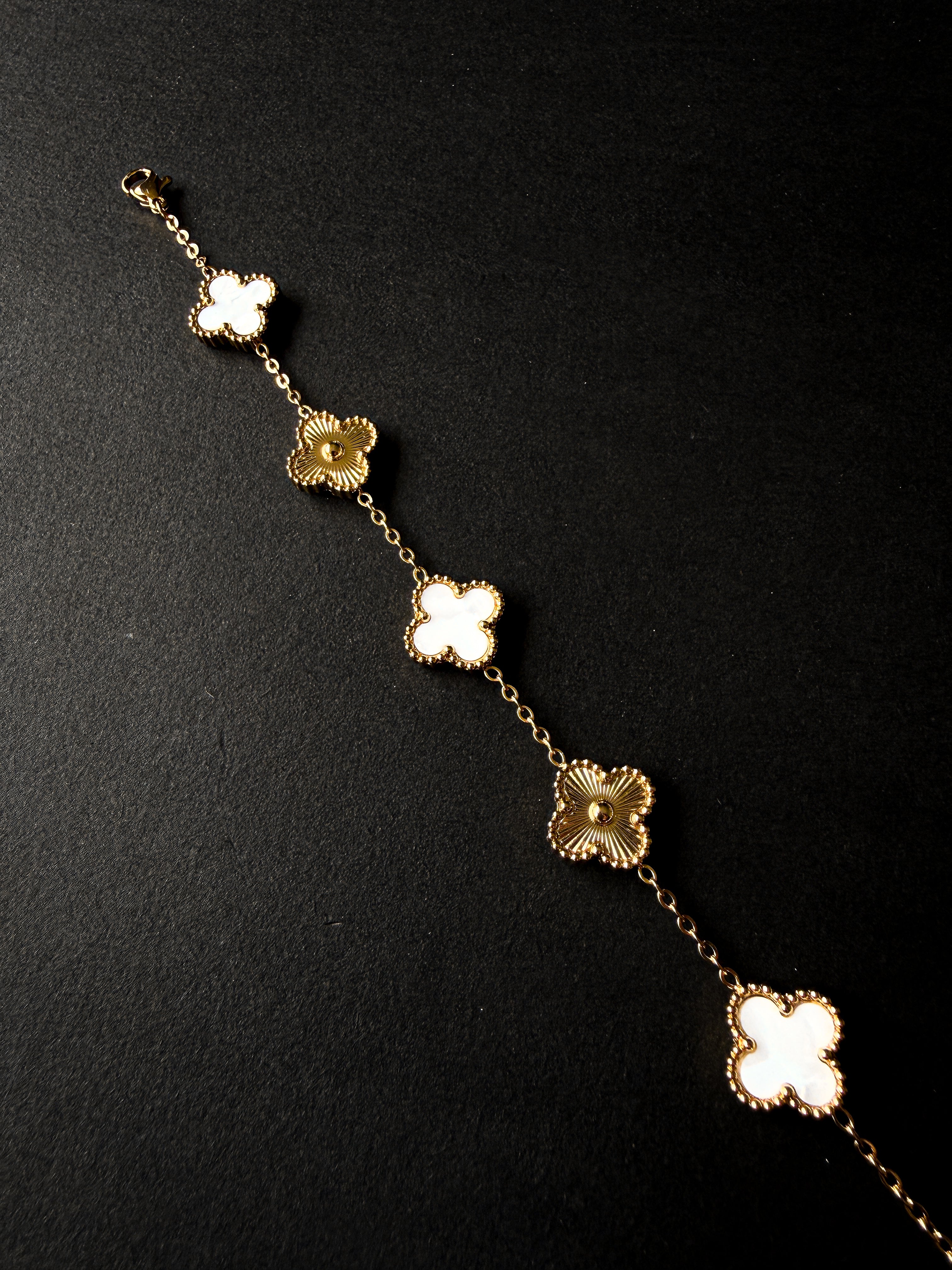 Pulsera VCA Dorada con Tréboles Dorados y Tréboles Blancos