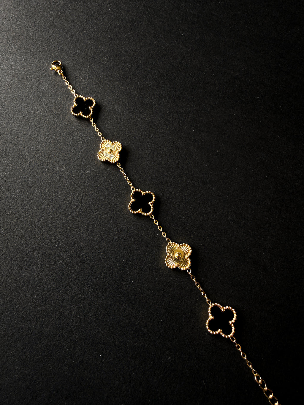 Pulsera VCA Dorada con Tréboles Dorados y Tréboles Negros