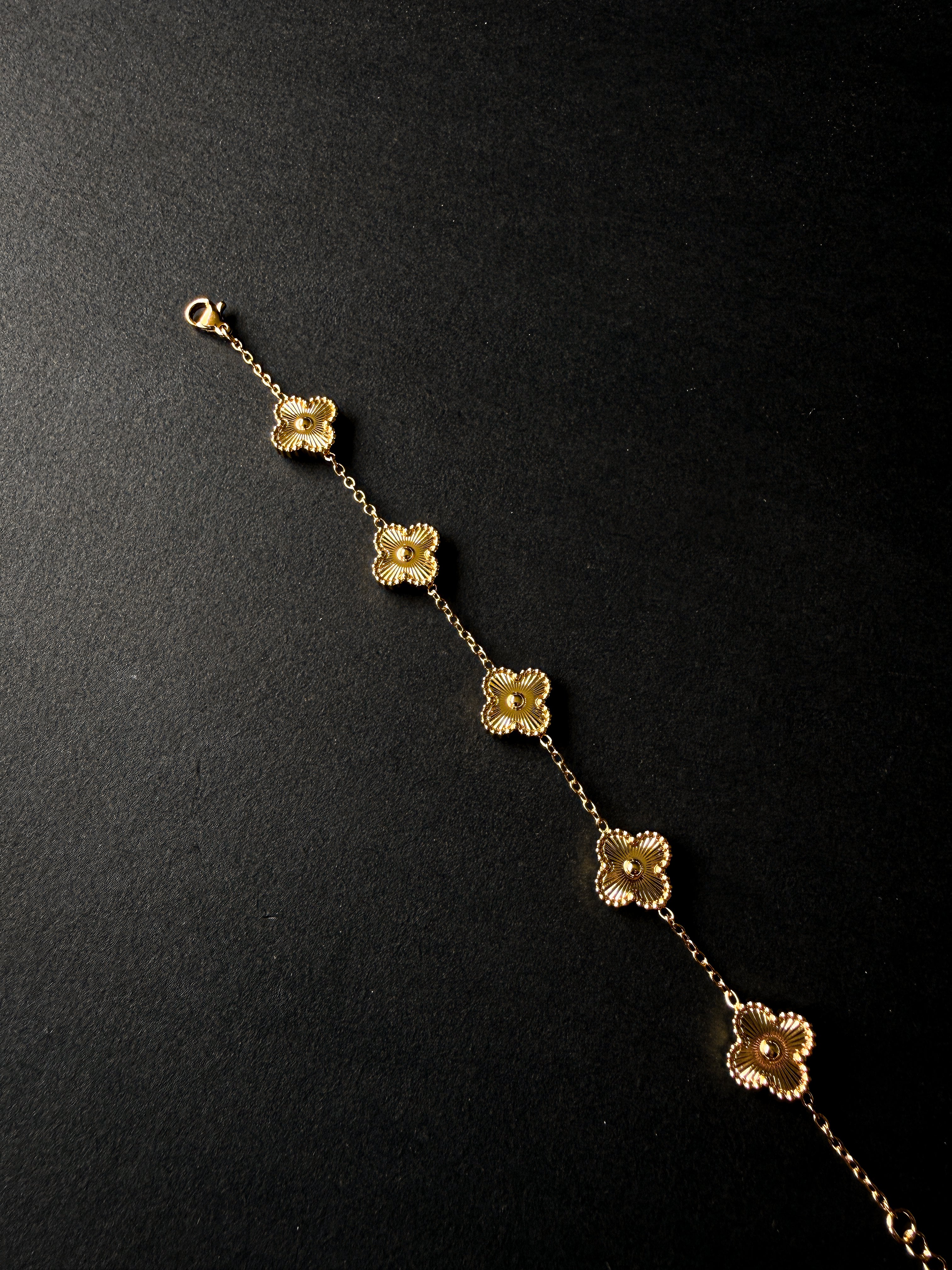 Pulsera VCA Dorada con Tréboles Dorados