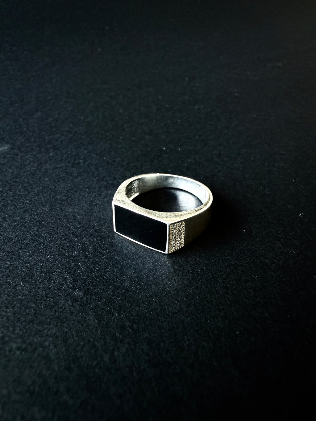 Plata 925 Anillo Sello de Hombre con Onix Rectangular y Zirconias Laterales