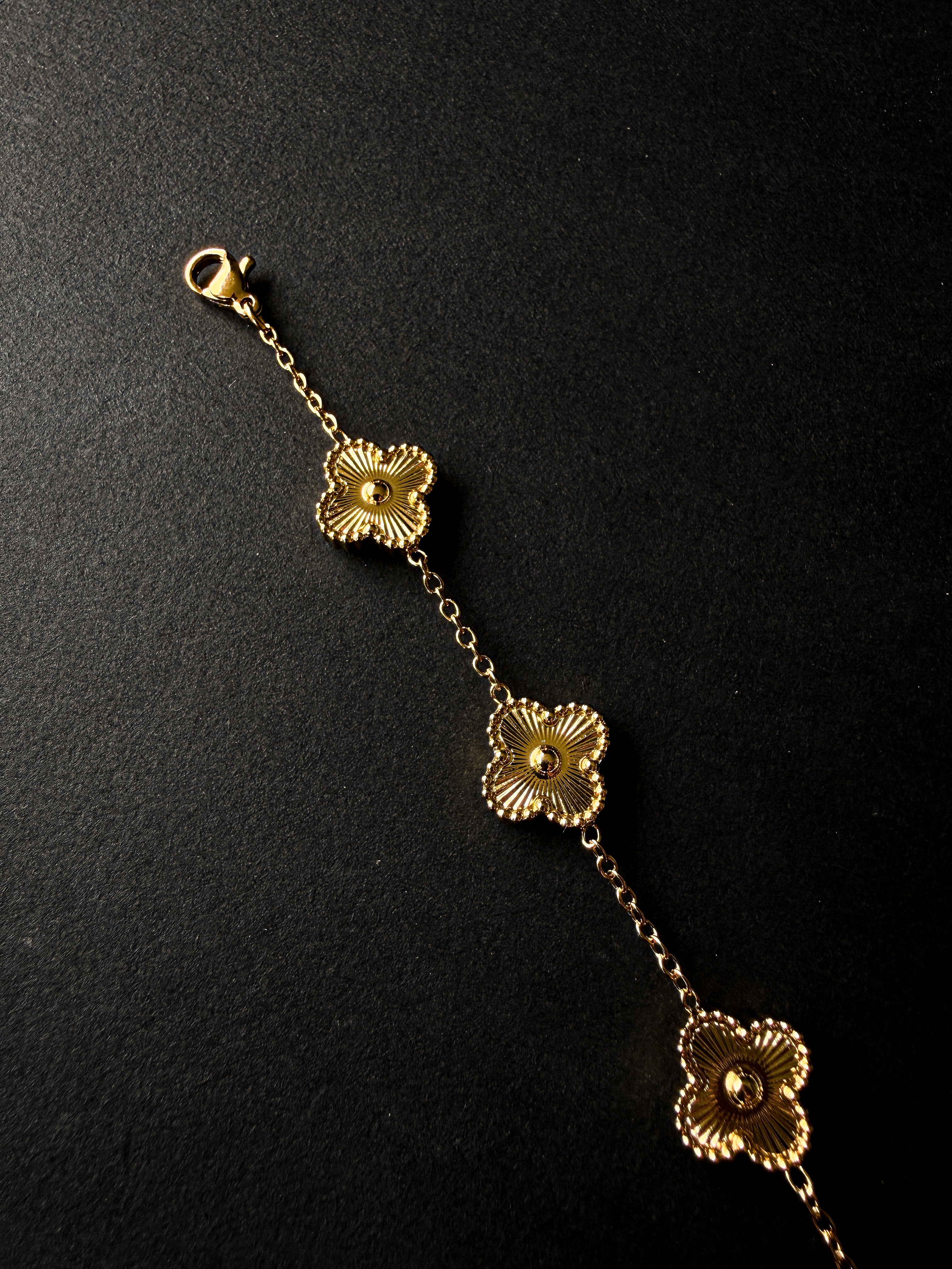 Pulsera VCA Dorada con Tréboles Dorados