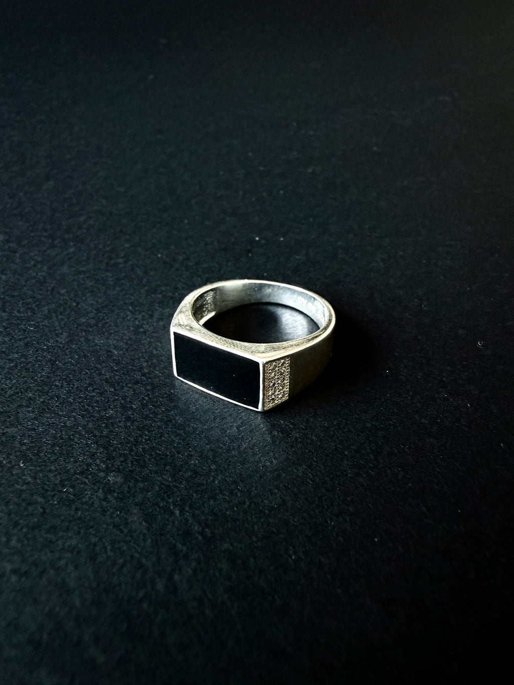 Plata 925 Anillo Sello de Hombre con Onix Rectangular y Zirconias Laterales