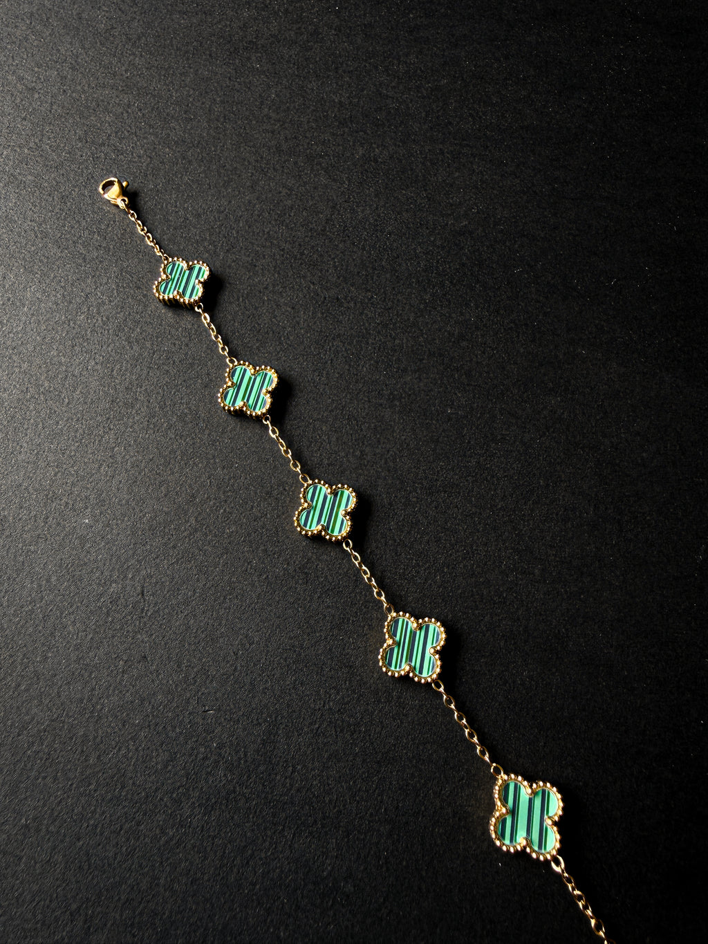 Pulsera VCA Dorada con Tréboles Verdes con franjas negras