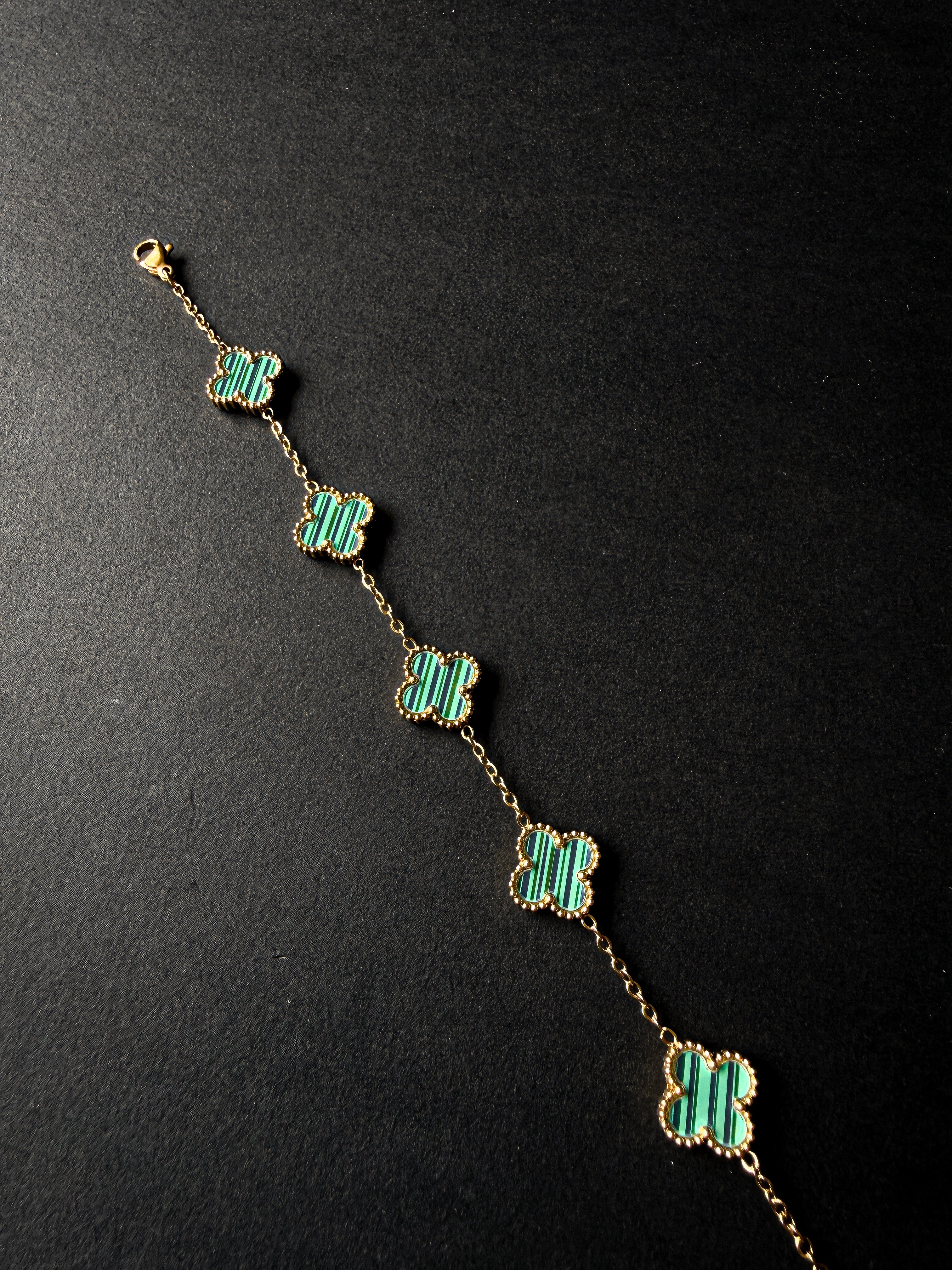 Pulsera VCA Dorada con Tréboles Verdes con franjas negras