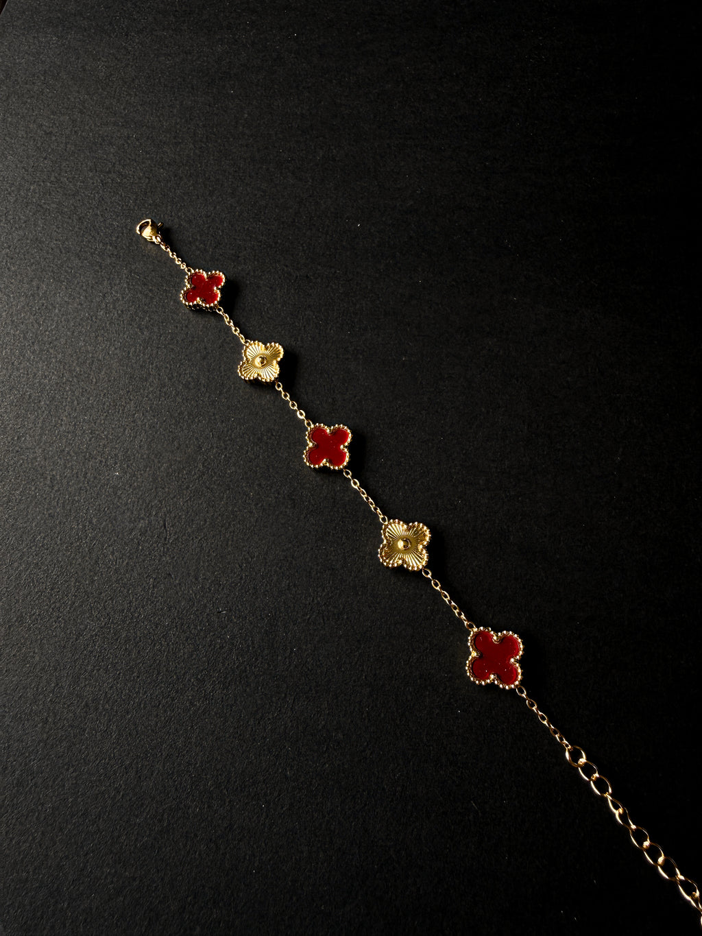 Pulsera VCA Dorada con Tréboles Dorados y Tréboles Conchevinos/Rojos