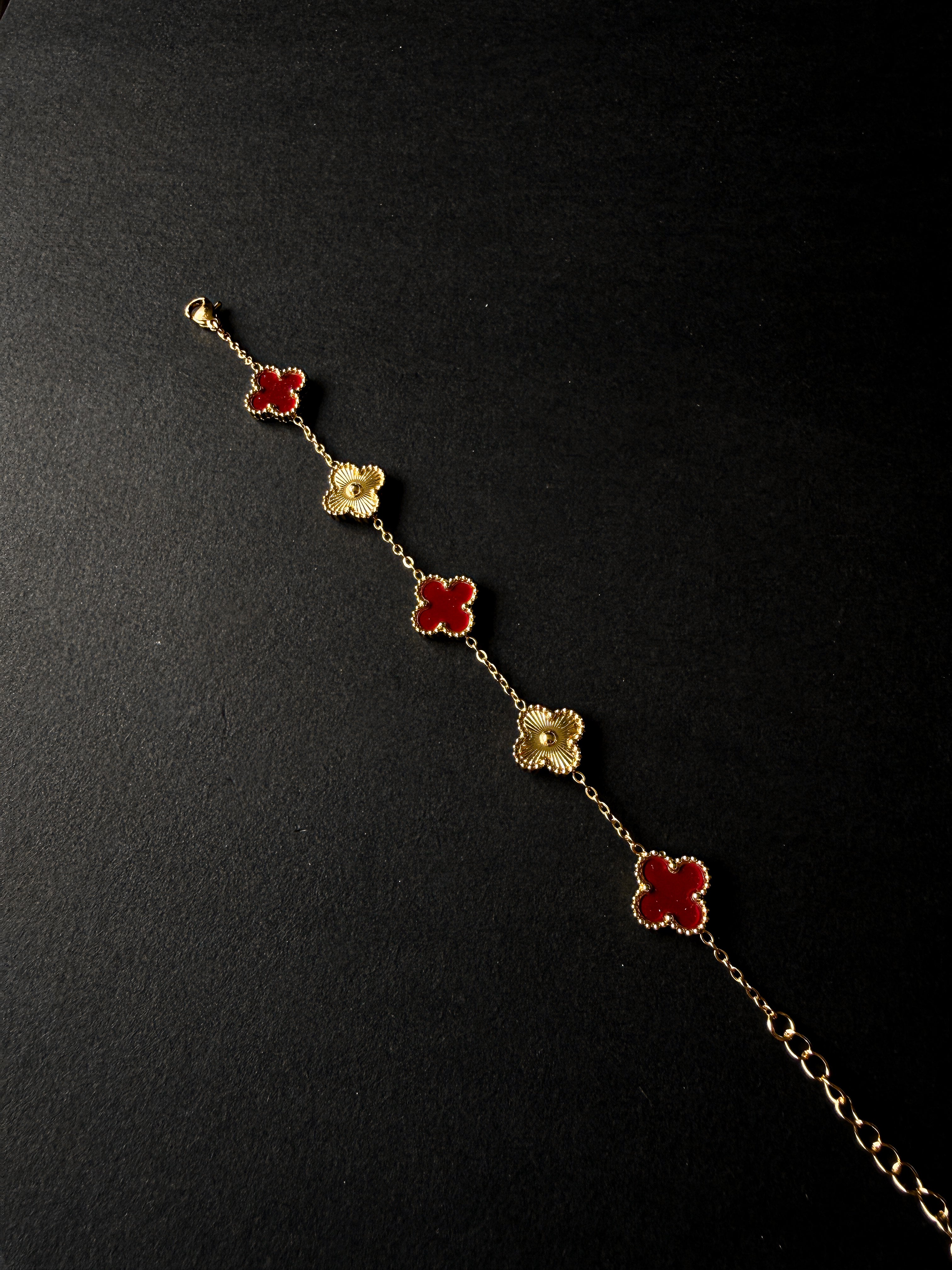 Pulsera VCA Dorada con Tréboles Dorados y Tréboles Conchevinos/Rojos