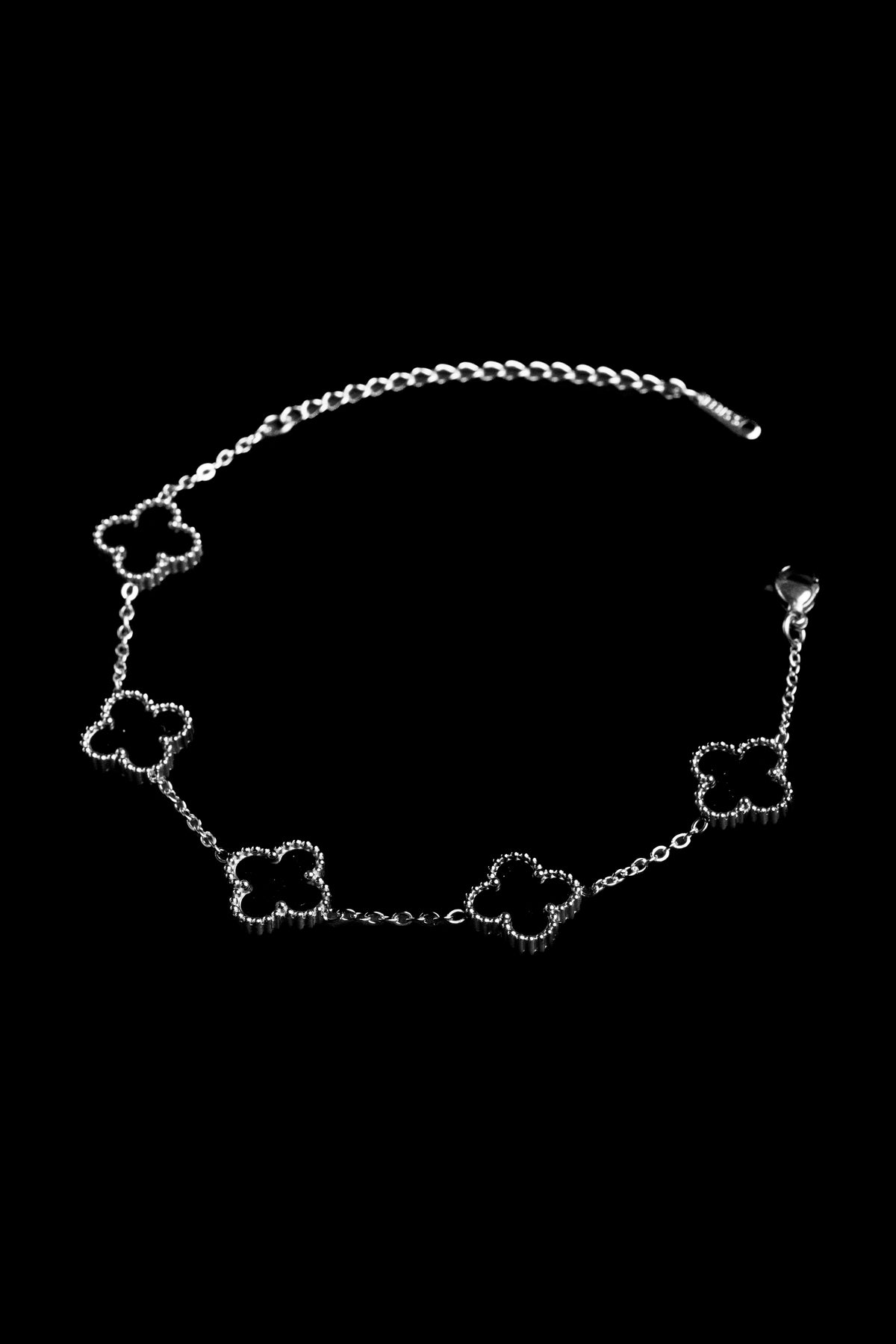 Pulsera VCA Plateada con Tréboles Negros.