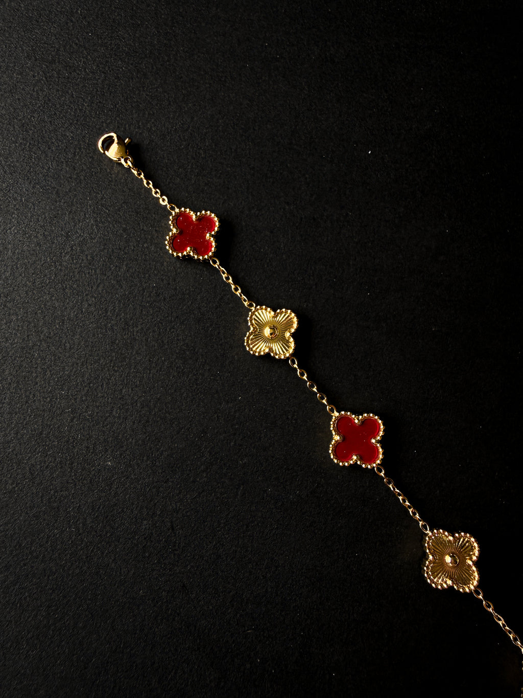 Pulsera VCA Dorada con Tréboles Dorados y Tréboles Conchevinos/Rojos