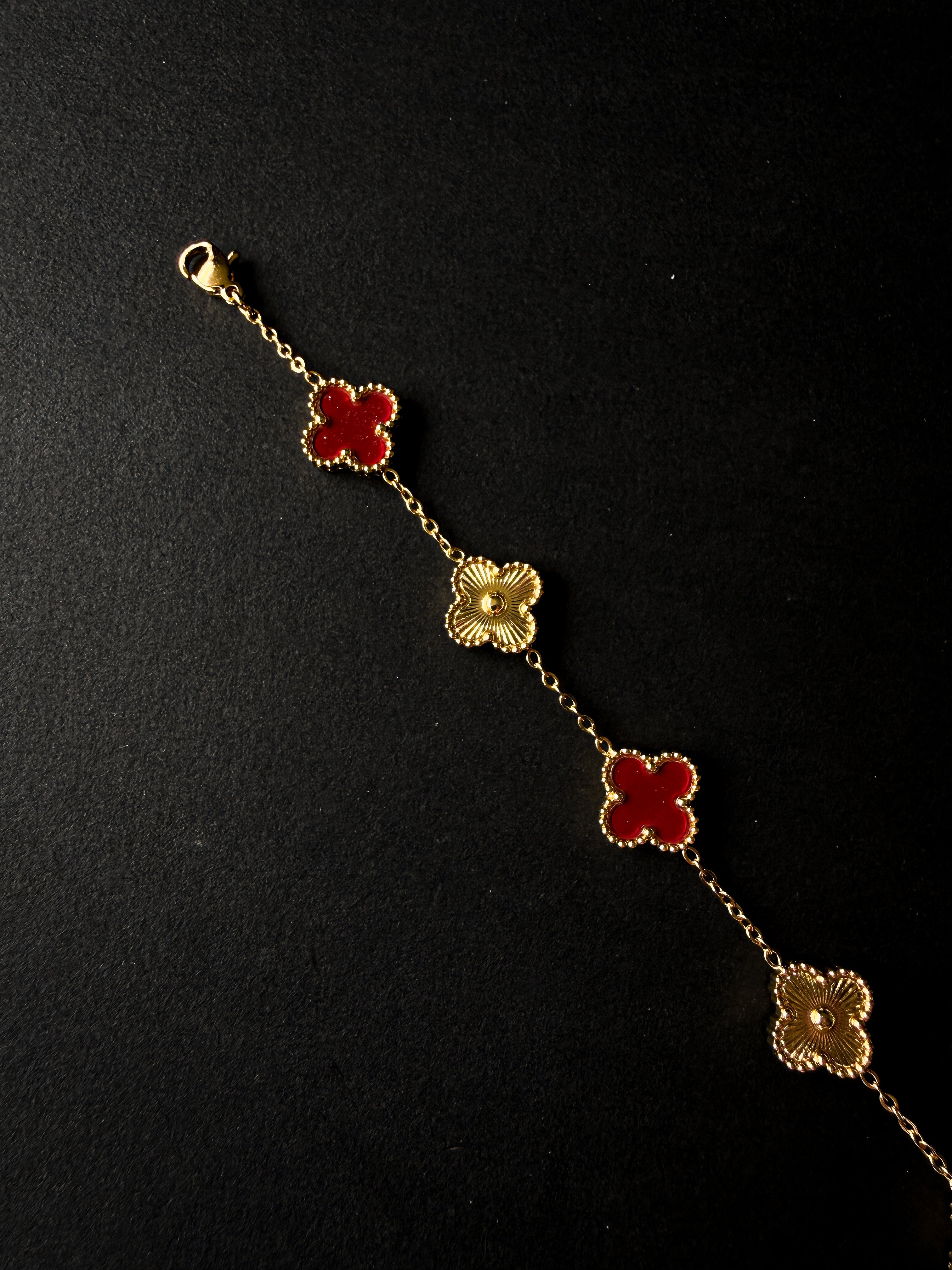 Pulsera VCA Dorada con Tréboles Dorados y Tréboles Conchevinos/Rojos