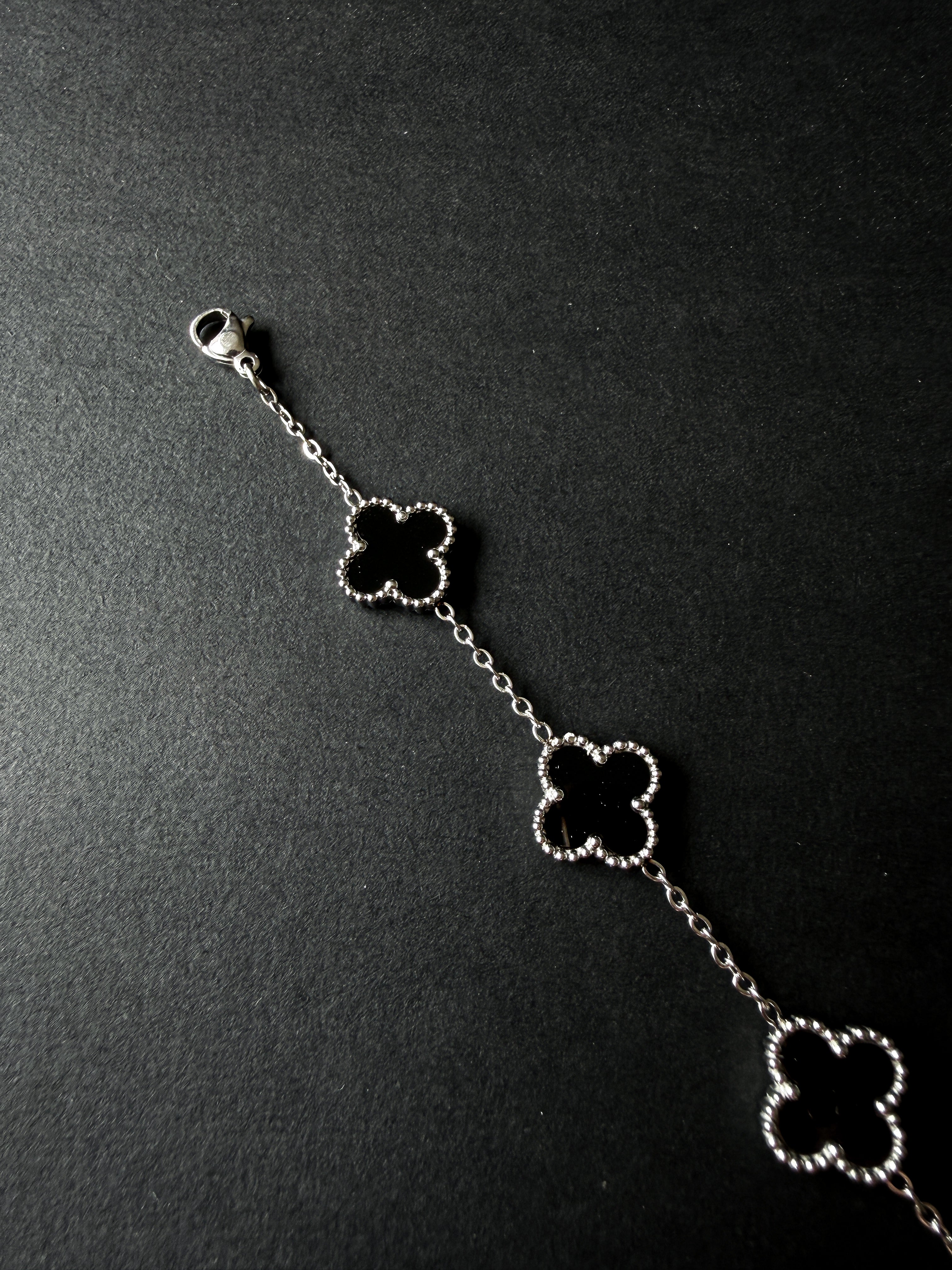 Pulsera VCA Plateada con Tréboles Negros.