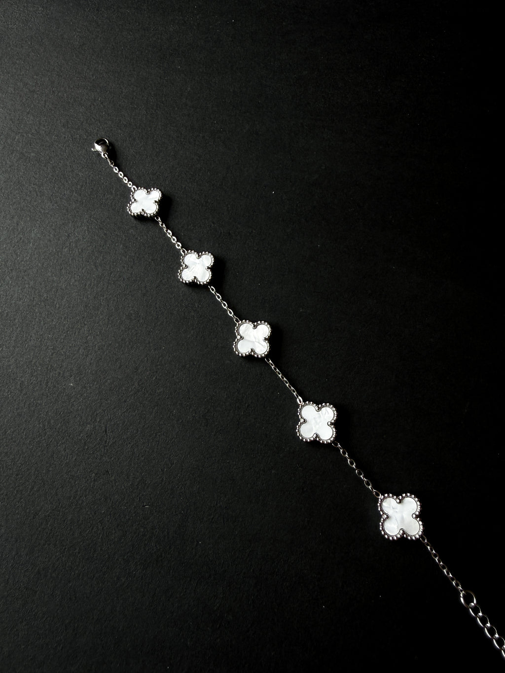 Pulsera VCA Plateada con Tréboles Blancos