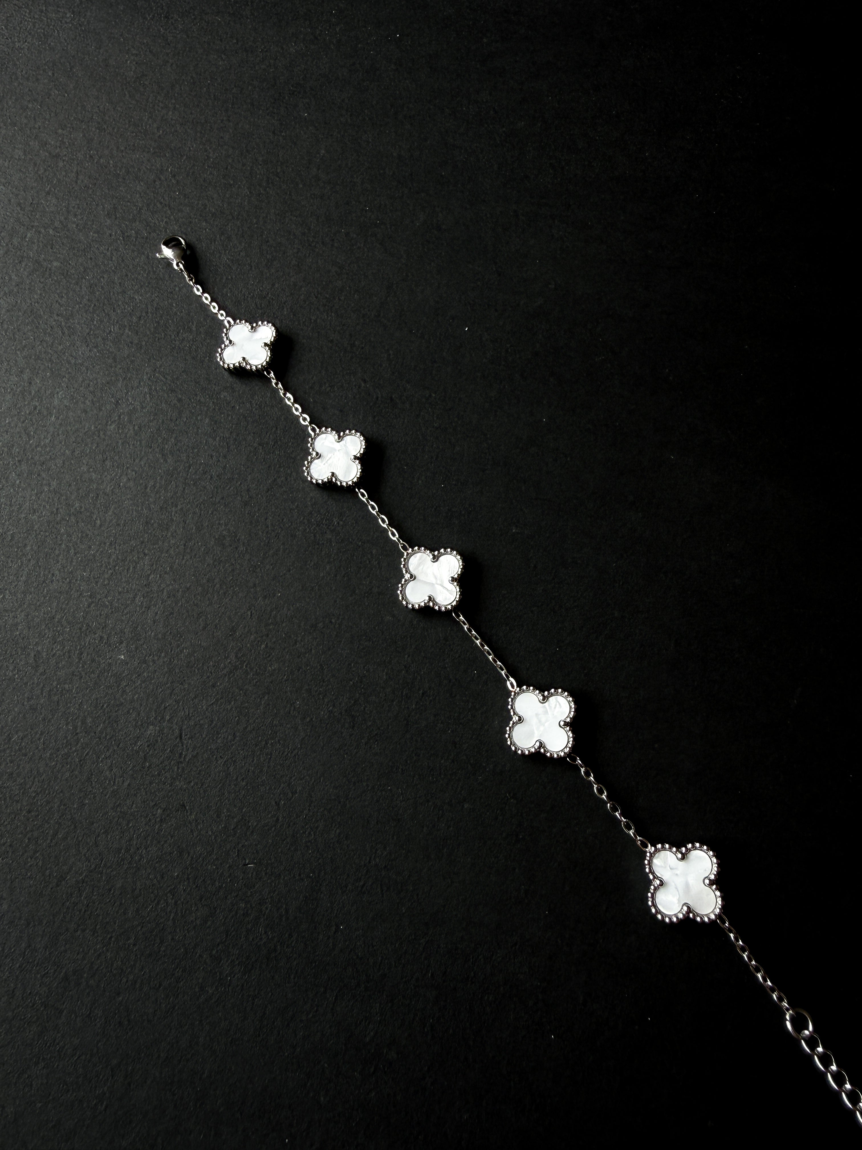 Pulsera VCA Plateada con Tréboles Blancos