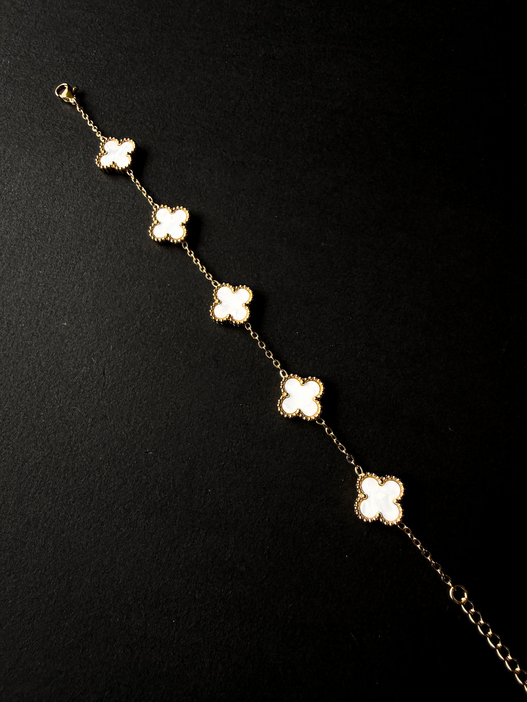 Pulsera VCA Dorada con Tréboles Blancos