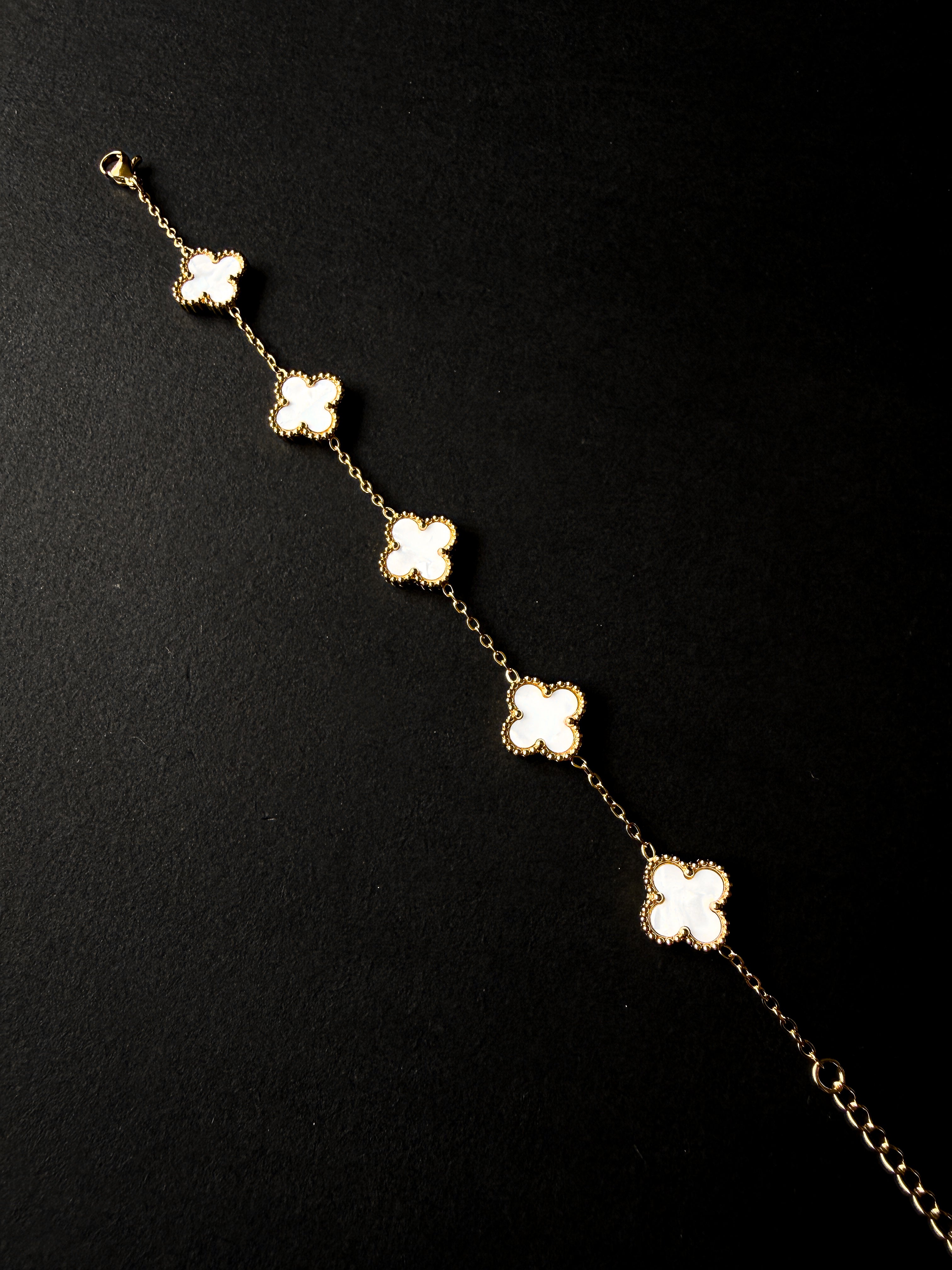 Pulsera VCA Dorada con Tréboles Blancos