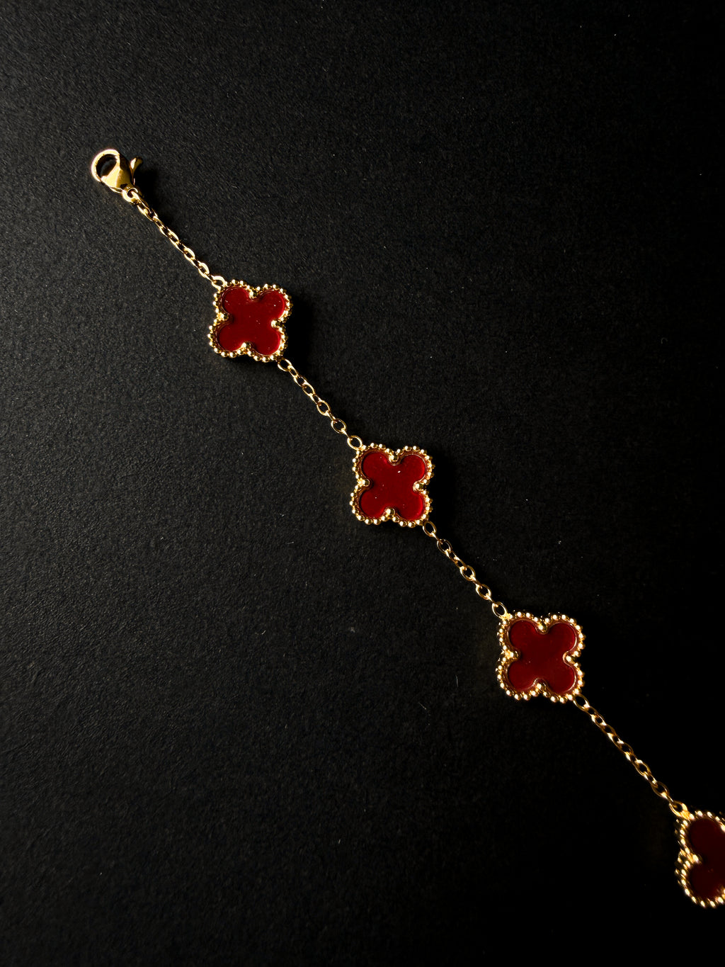 Pulsera VCA Dorada con Tréboles Conchevinos/Rojos