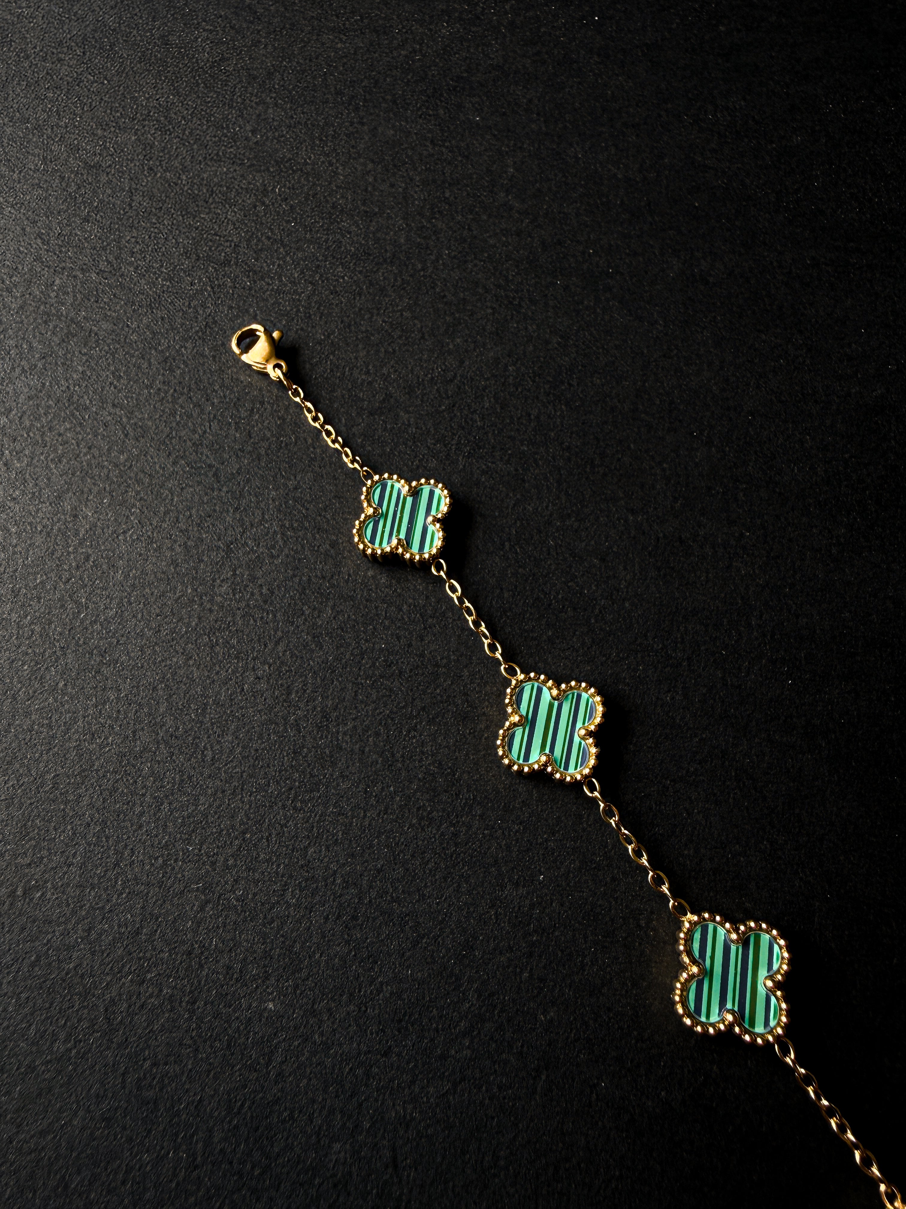 Pulsera VCA Dorada con Tréboles Verdes con franjas negras