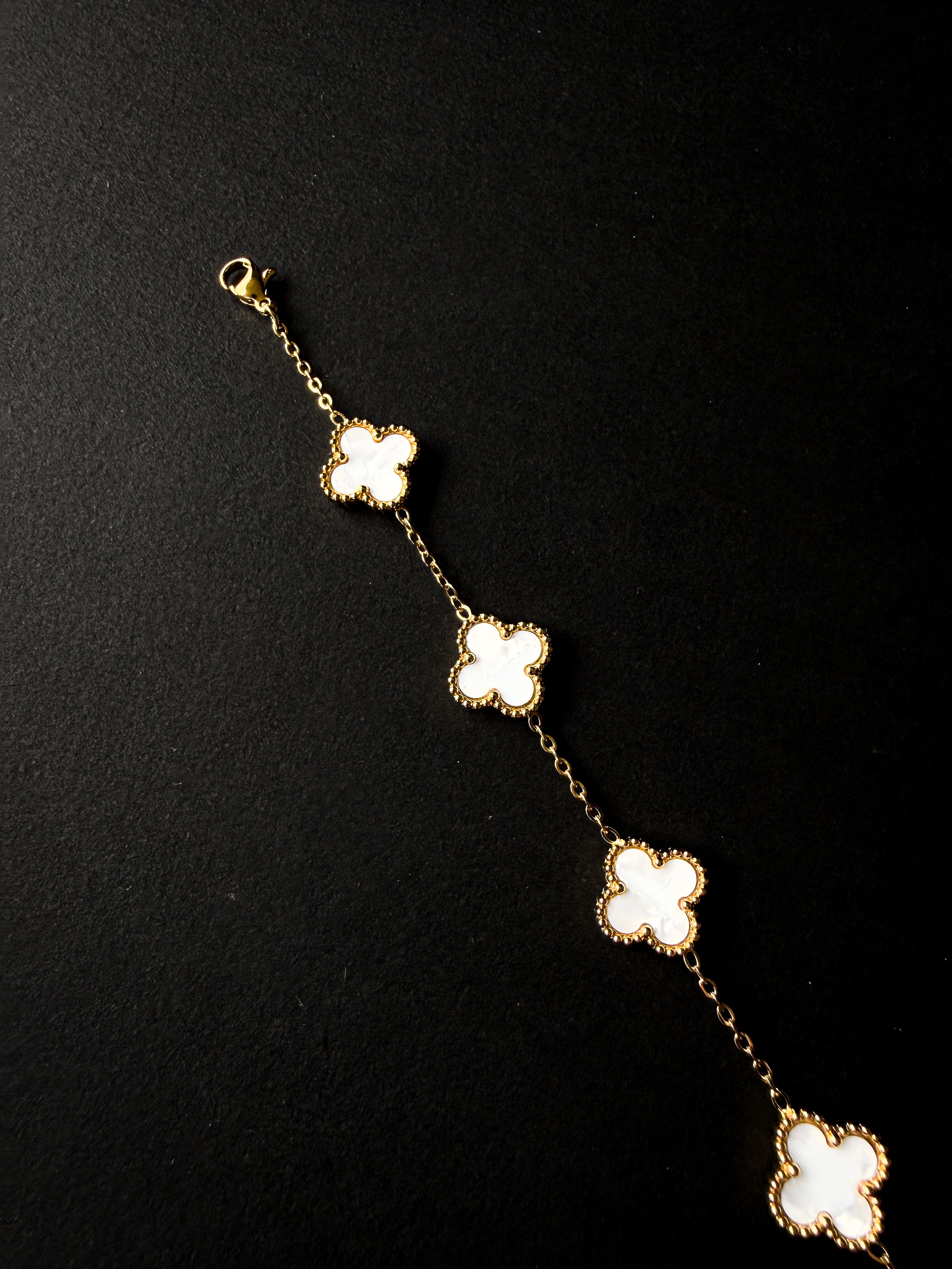Pulsera VCA Dorada con Tréboles Blancos