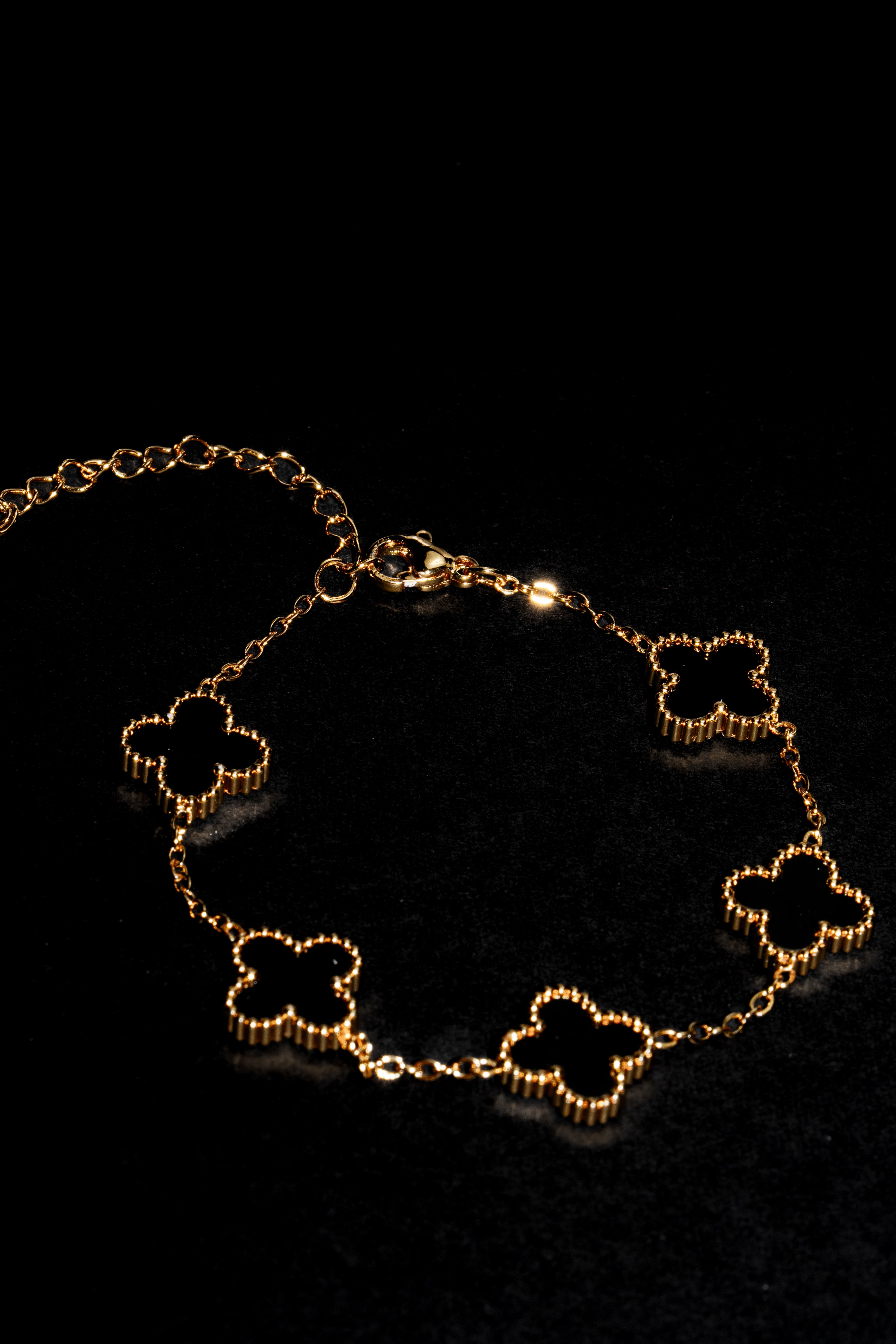 Pulsera VCA Dorada con Tréboles Negros