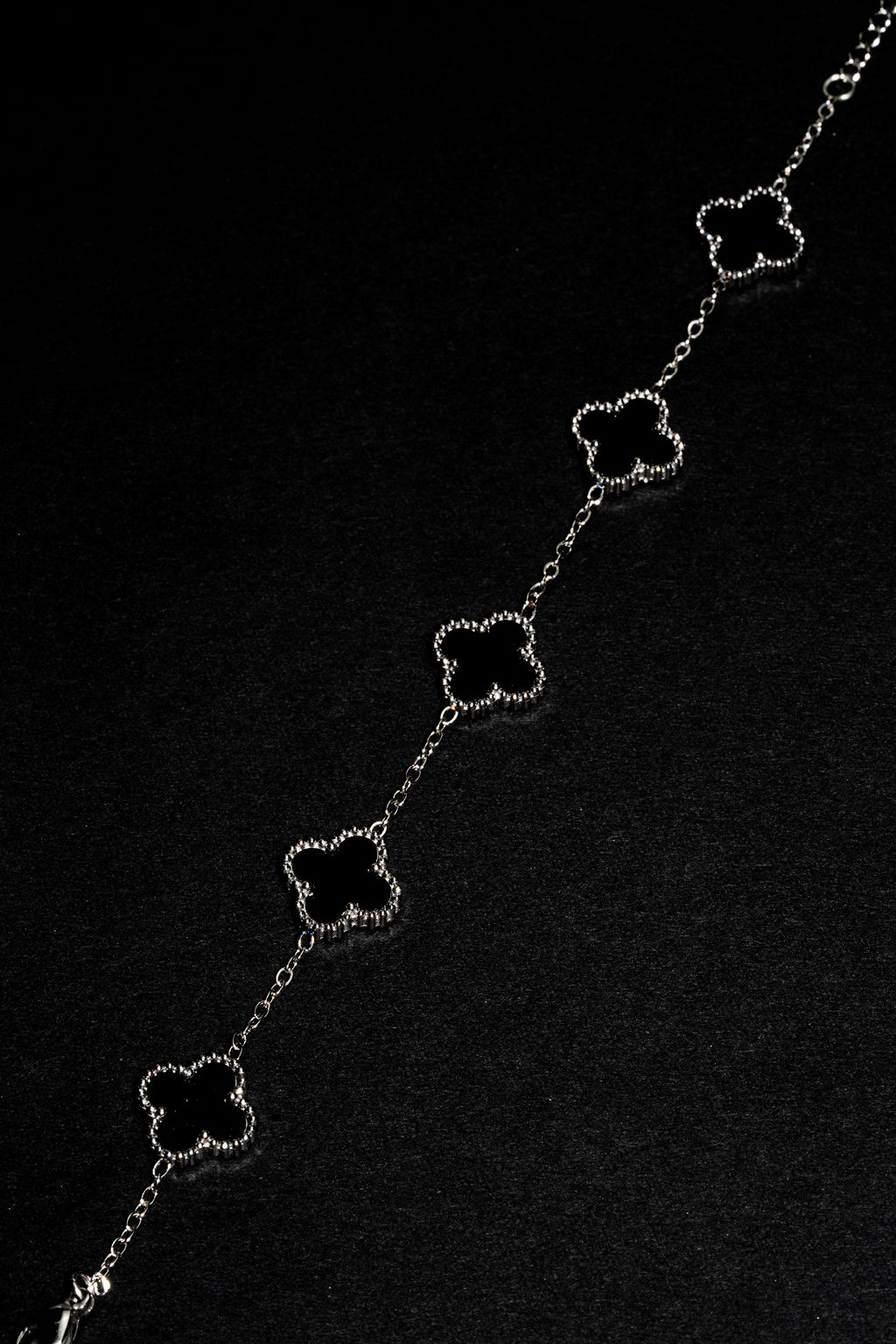 Pulsera VCA Plateada con Tréboles Negros.