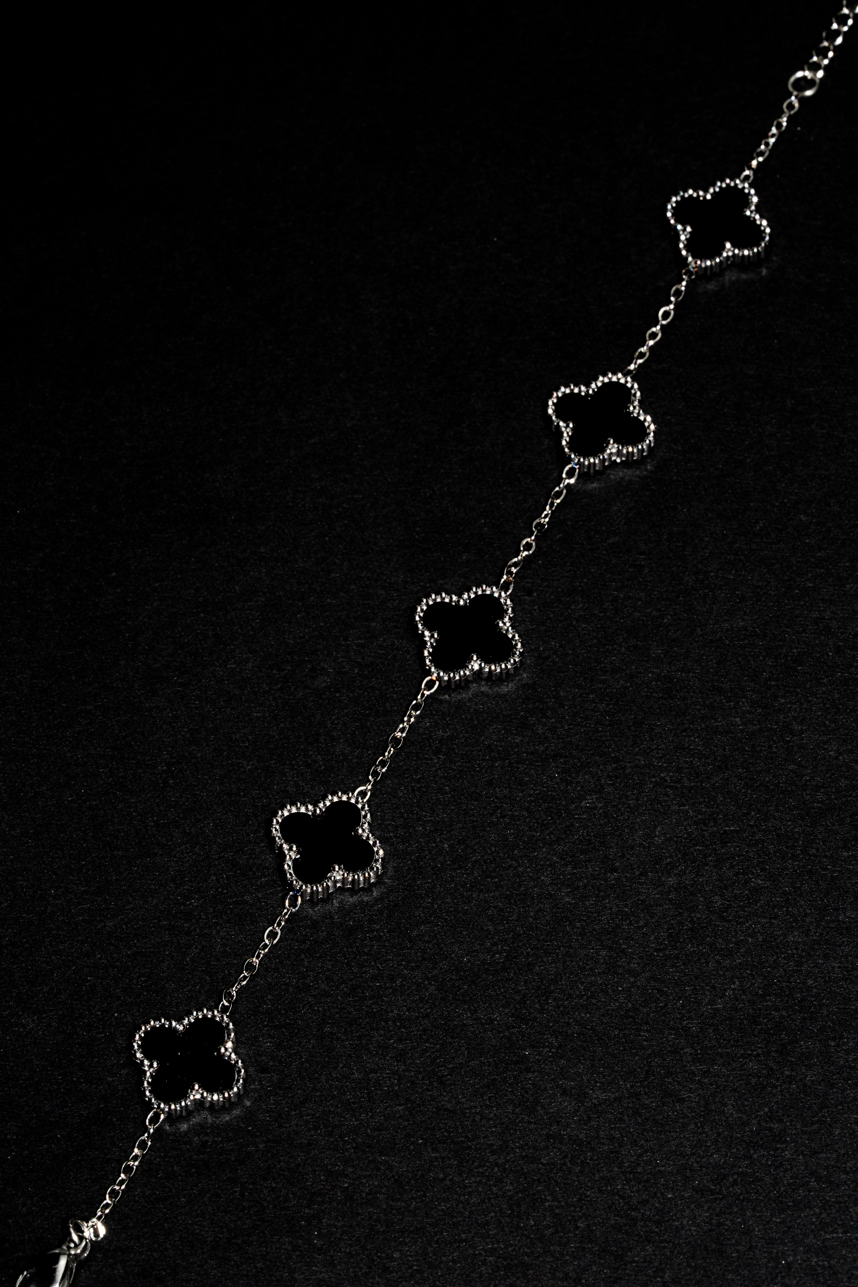 Pulsera VCA Plateada con Tréboles Negros.