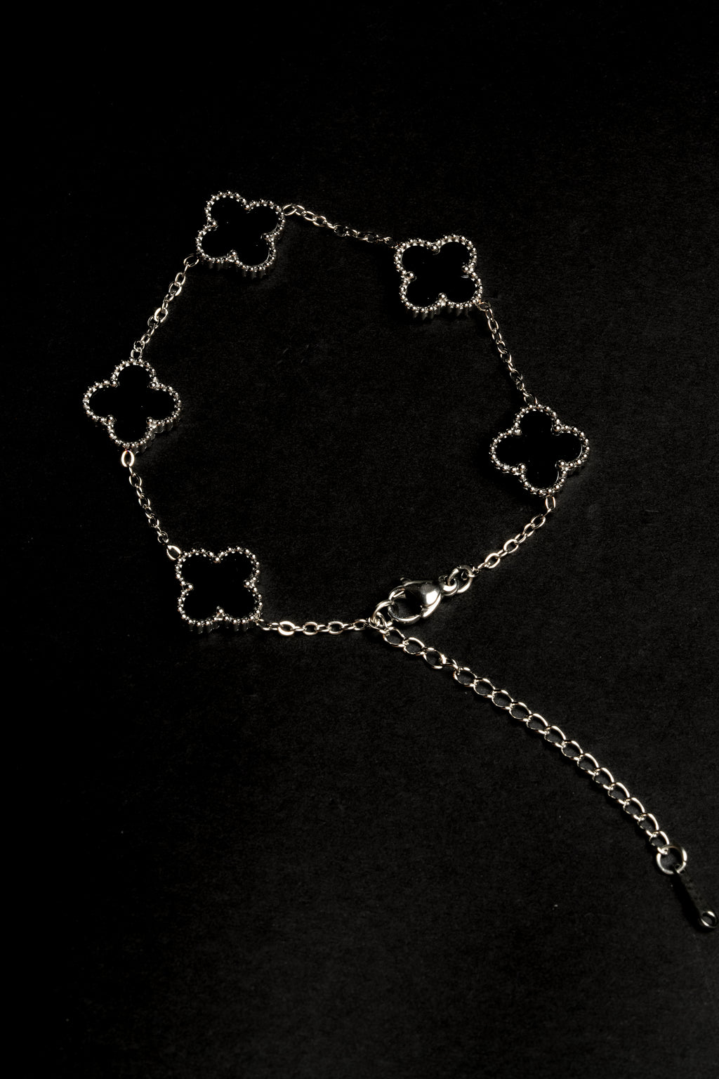 Pulsera VCA Plateada con Tréboles Negros.