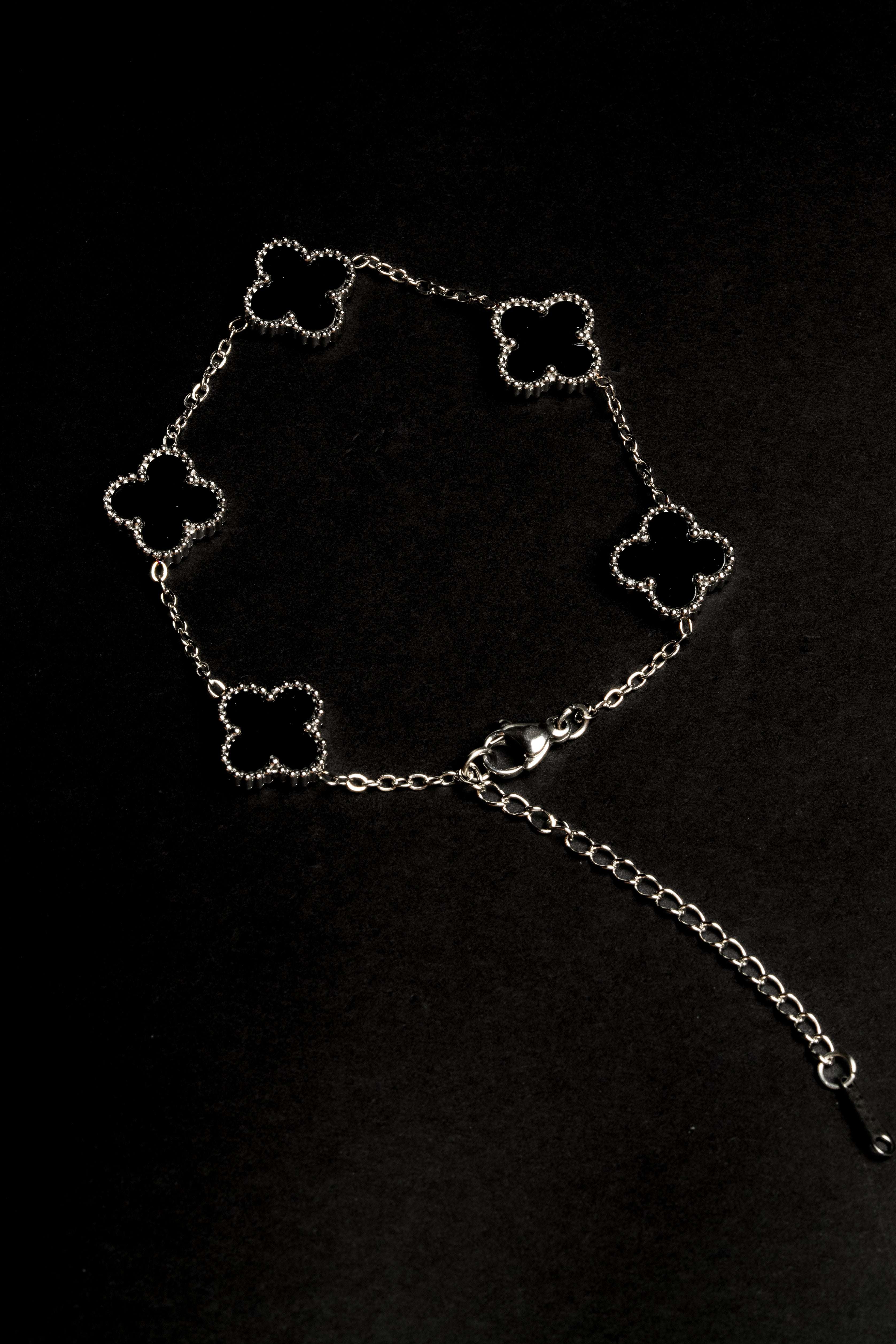 Pulsera VCA Plateada con Tréboles Negros.