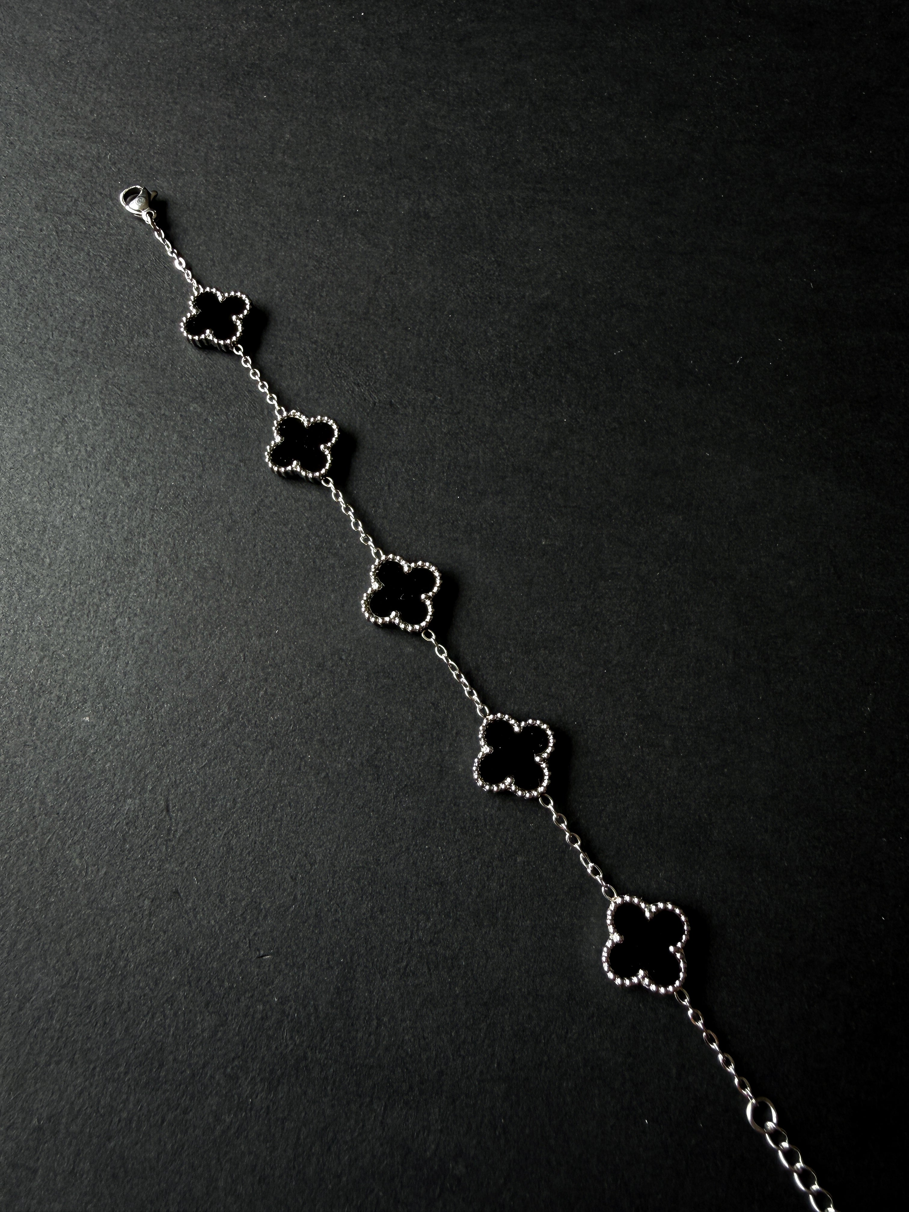 Pulsera VCA Plateada con Tréboles Negros.