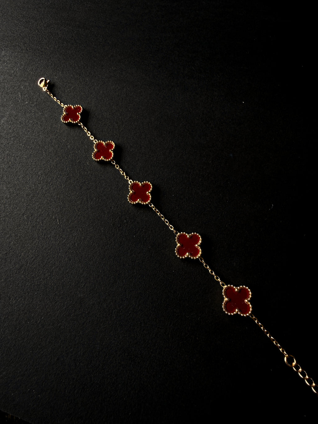 Pulsera VCA Dorada con Tréboles Conchevinos/Rojos