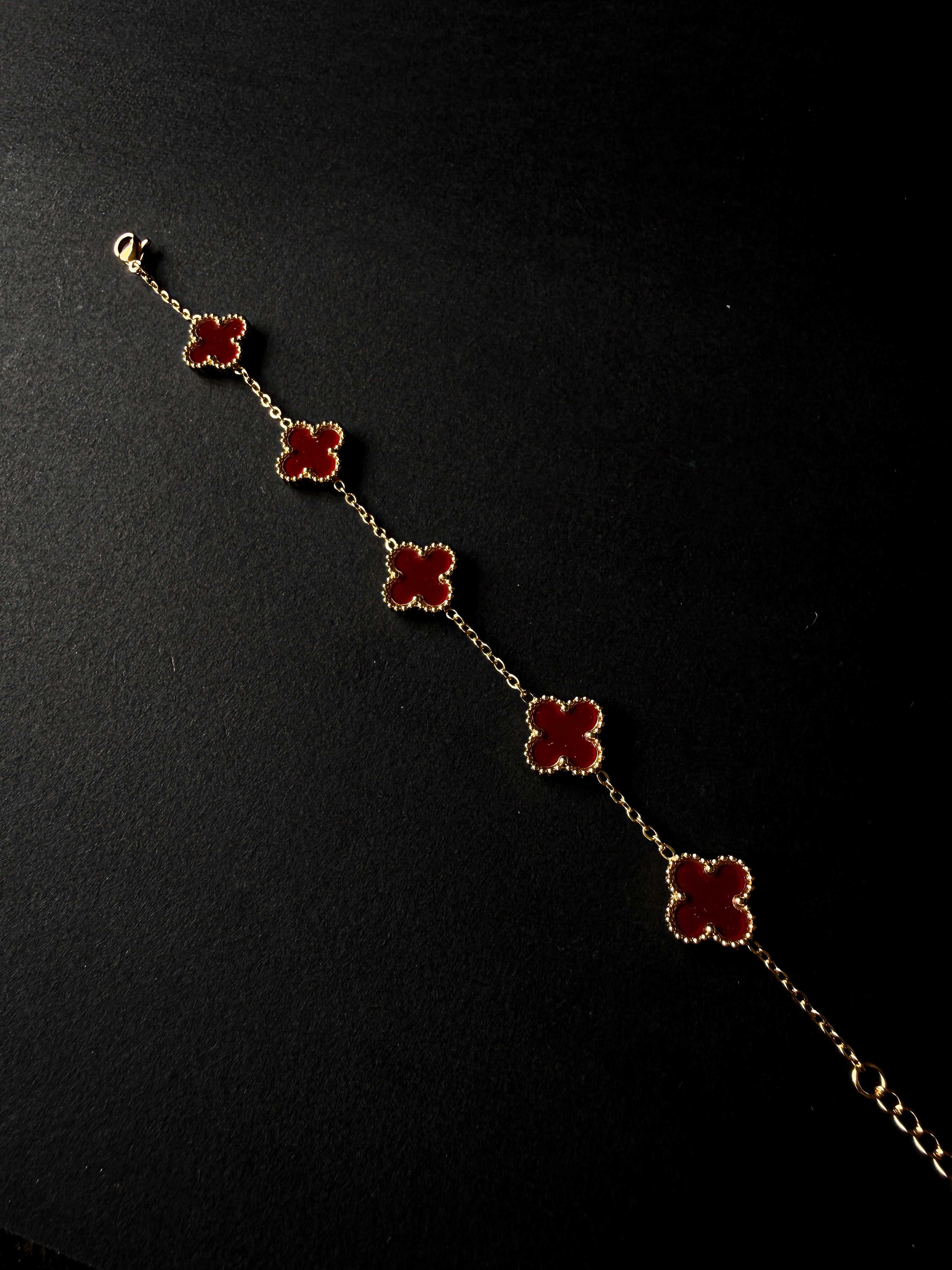 Pulsera VCA Dorada con Tréboles Conchevinos/Rojos