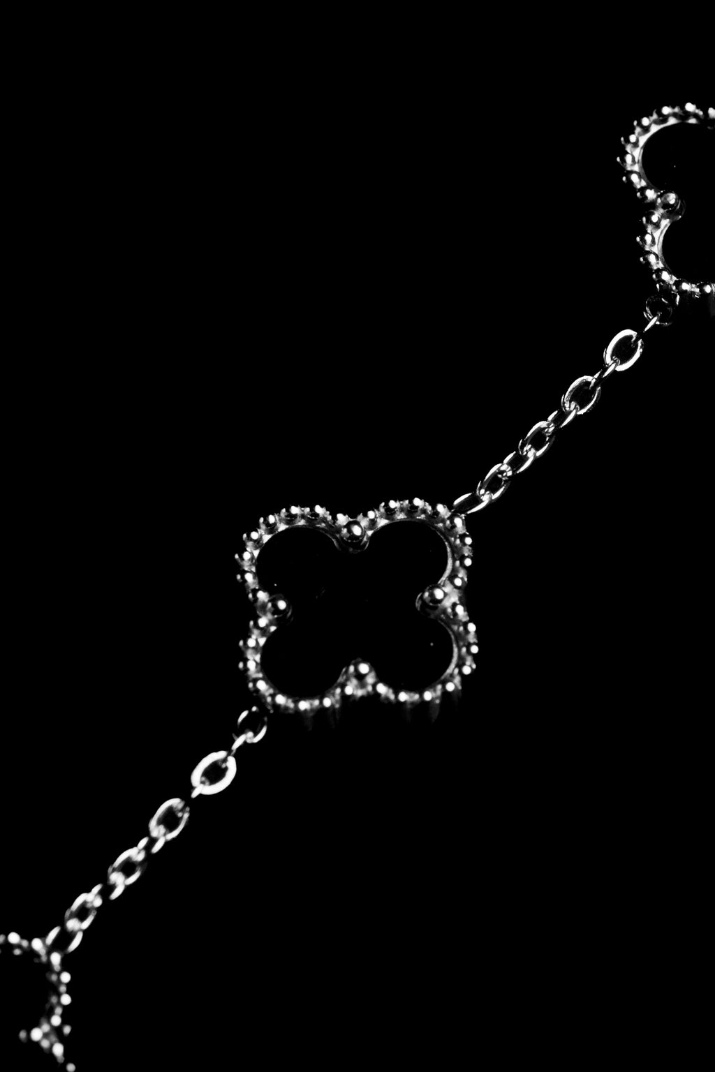 Pulsera VCA Plateada con Tréboles Negros.